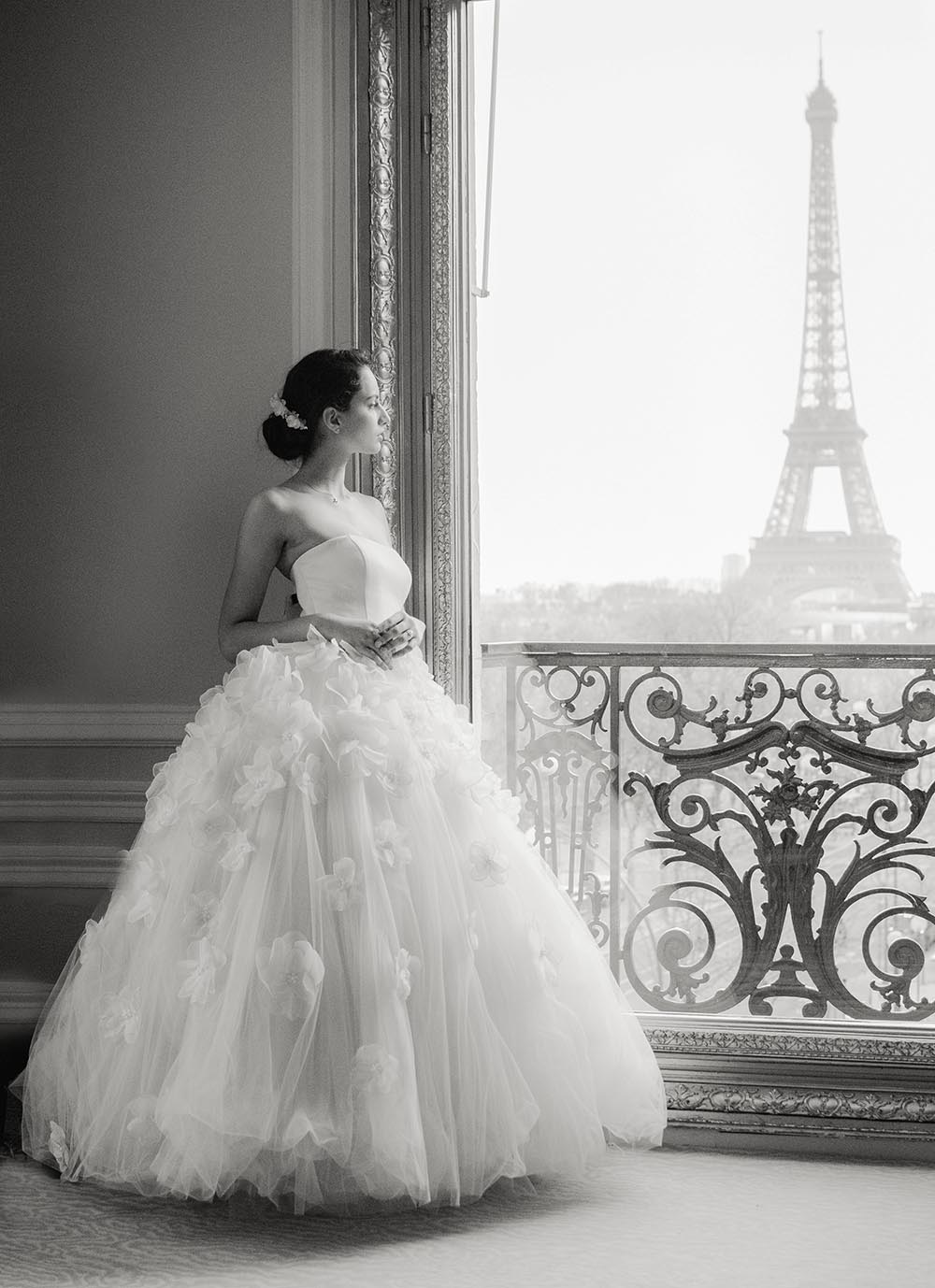 une mariée est dans paris à l'hotel marignan champrs élysées on voit la tour eiffel